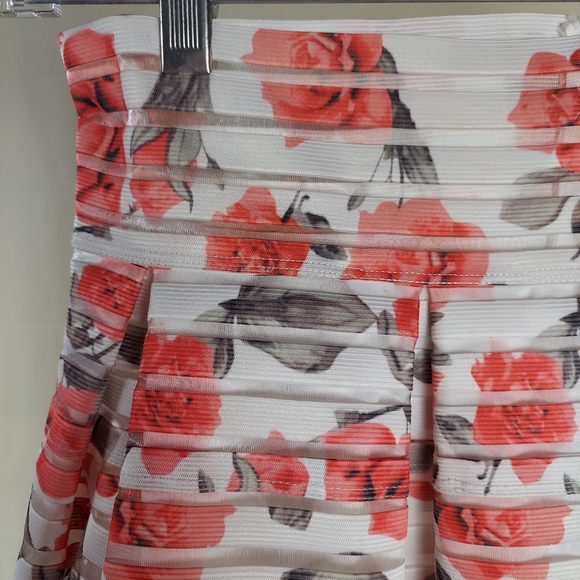 Structured Mini Skirt Size Medium - Picture 3 of 13